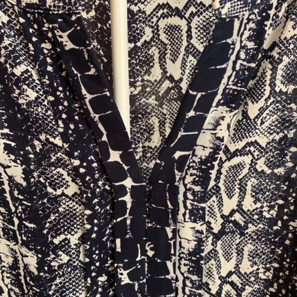 Talbots 100 percent silk‎ blouse. Never worn . Retail 108.50 - Picture 3 of 4